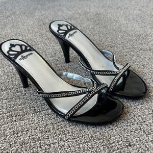 Y2K fergalicious chain detail black patent sling back heels!